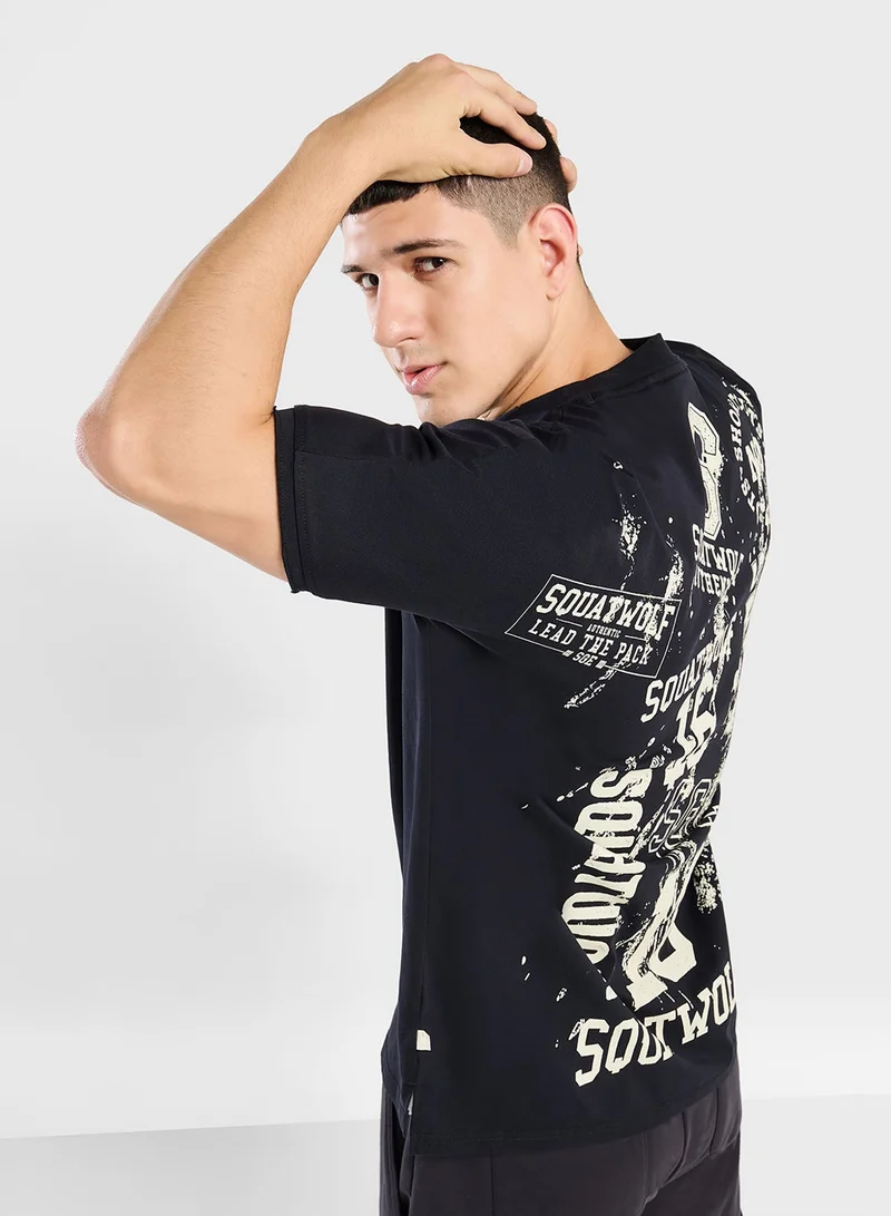 سكوات وولف تيشيرت جولدن إيرا أوفرسايز بشعار متعدد بتصميم ممزق